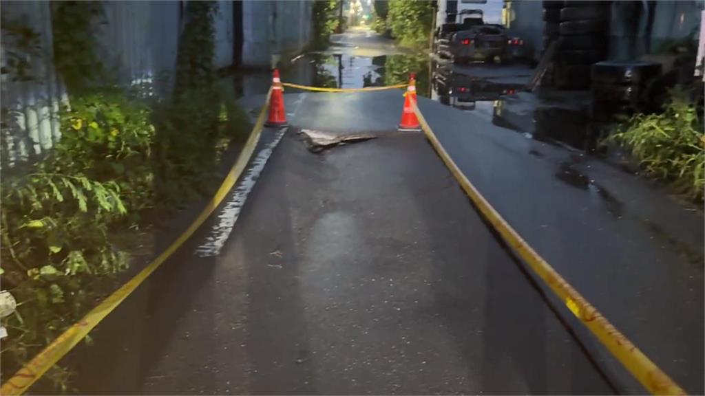 高雄連日大雨土壤流失！　燕巢往尖山道路再現天坑「封閉一半車道」