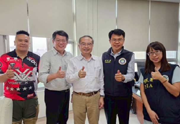 最美身影！孕媽咪移民官跨國守護女大生最後一程