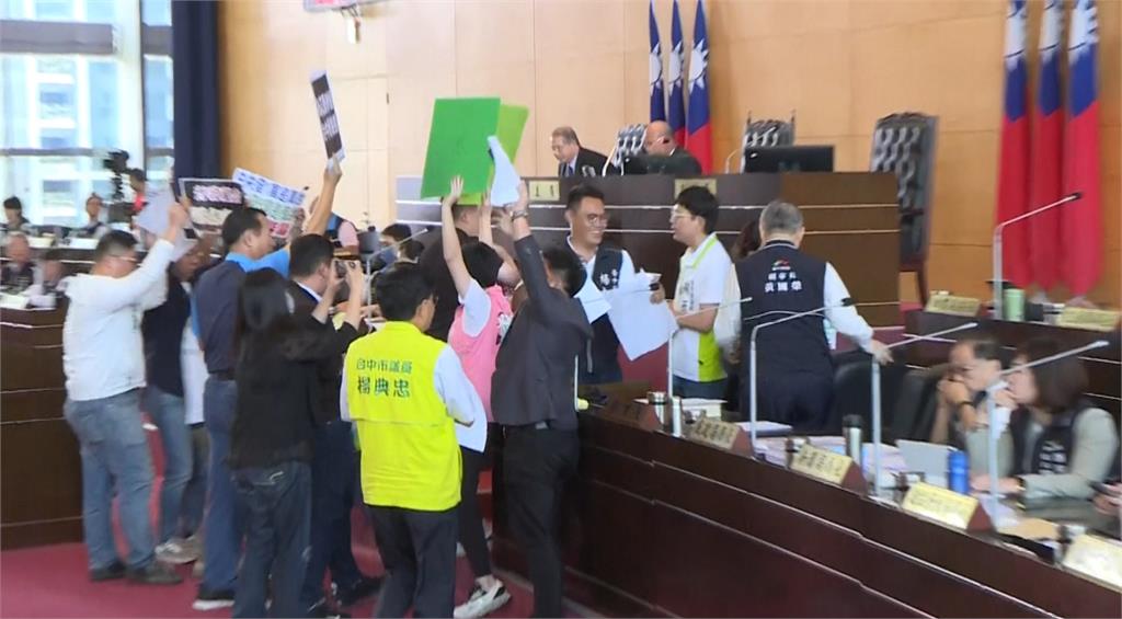 台中普發五萬藍綠吵翻天 議會大亂鬥!藍議員推人、飆罵