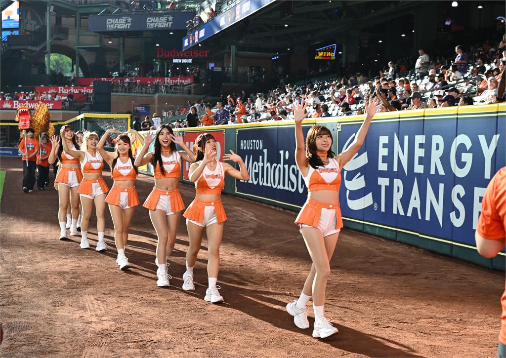 啦啦隊／另類同台鄧愷威！UniGirls嗨跳招牌嗆司神曲結合舞龍震撼太空人主場