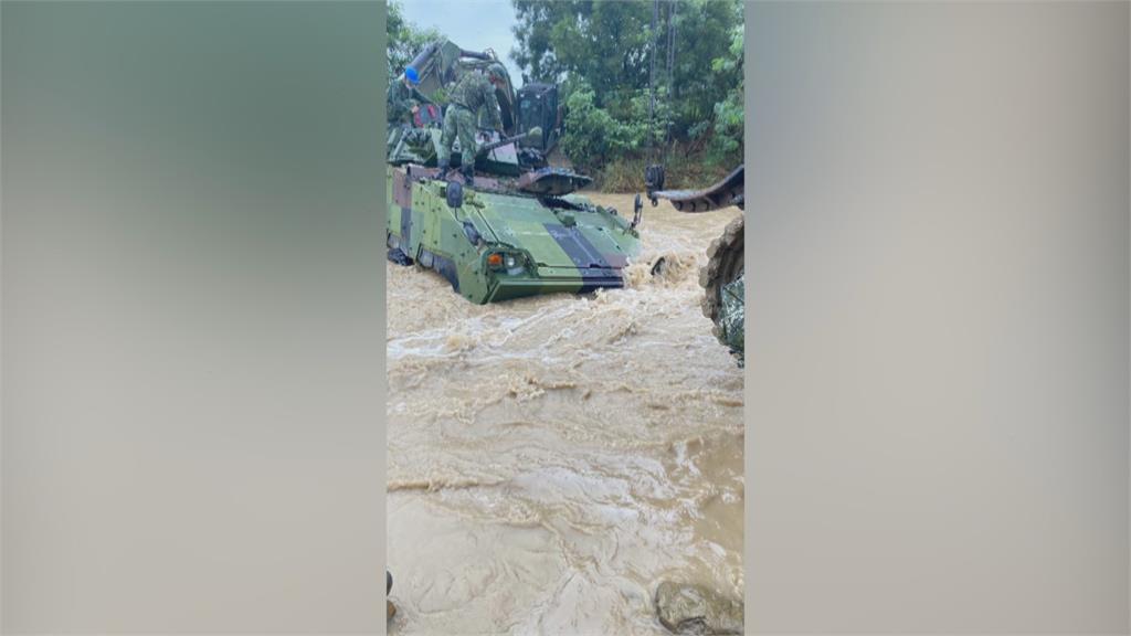 訓練突遇溪水暴漲　雲豹裝甲車熄火卡溪床