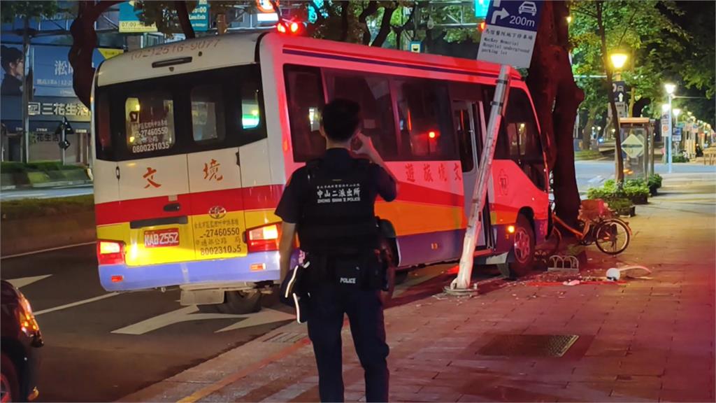 操作不慎誤踩油門 馬偕醫院交通車自撞!車上兩員工傷勢曝
