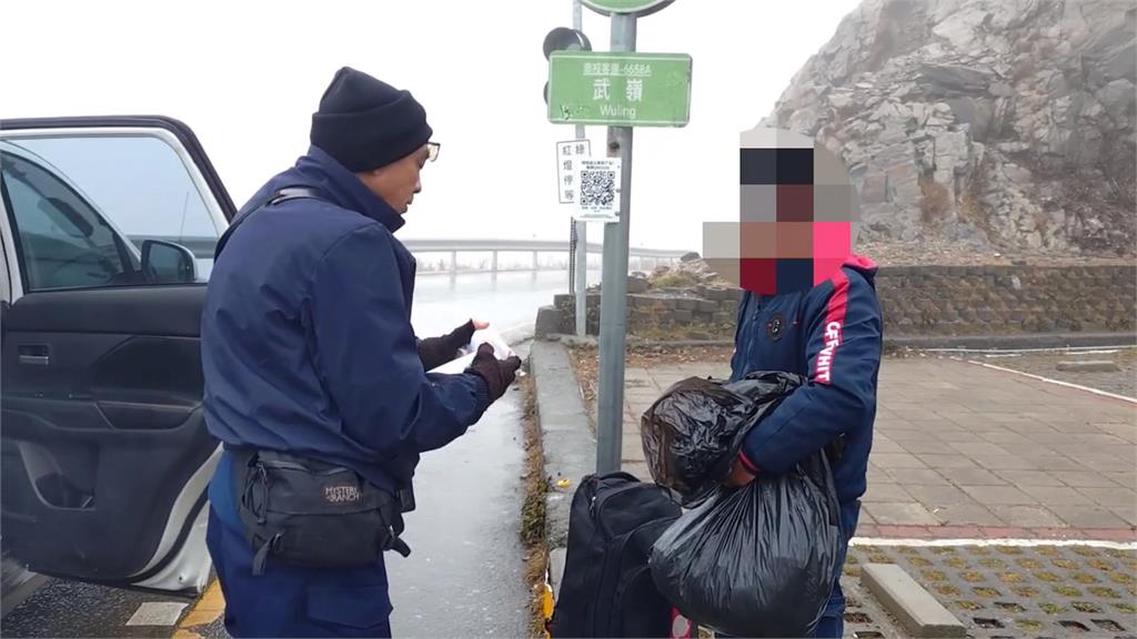 男子登武嶺高山症發作 合歡山員警氧氣瓶即刻救援