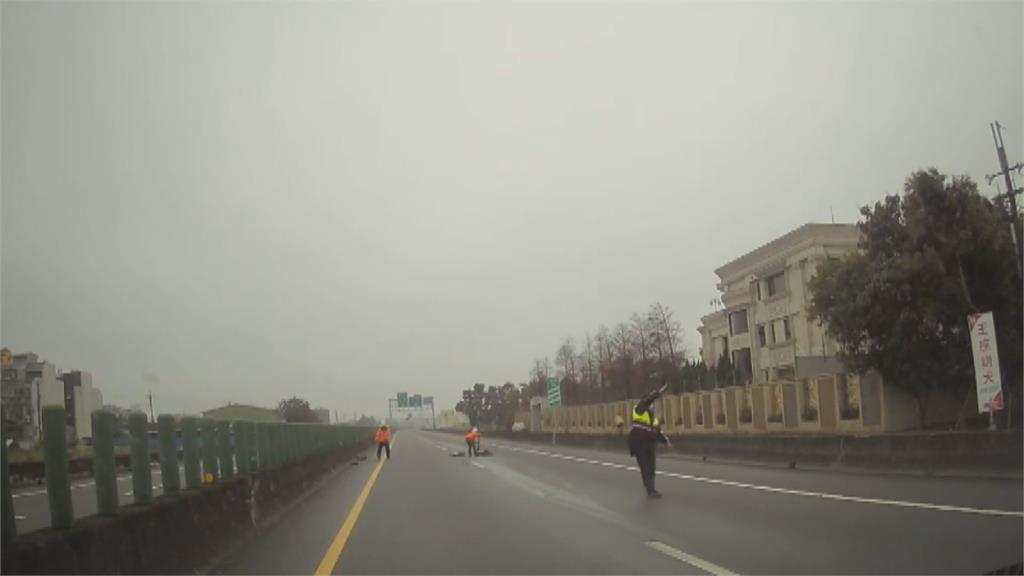 砂石車後車斗故障 廢土方沿路狂掉17公里