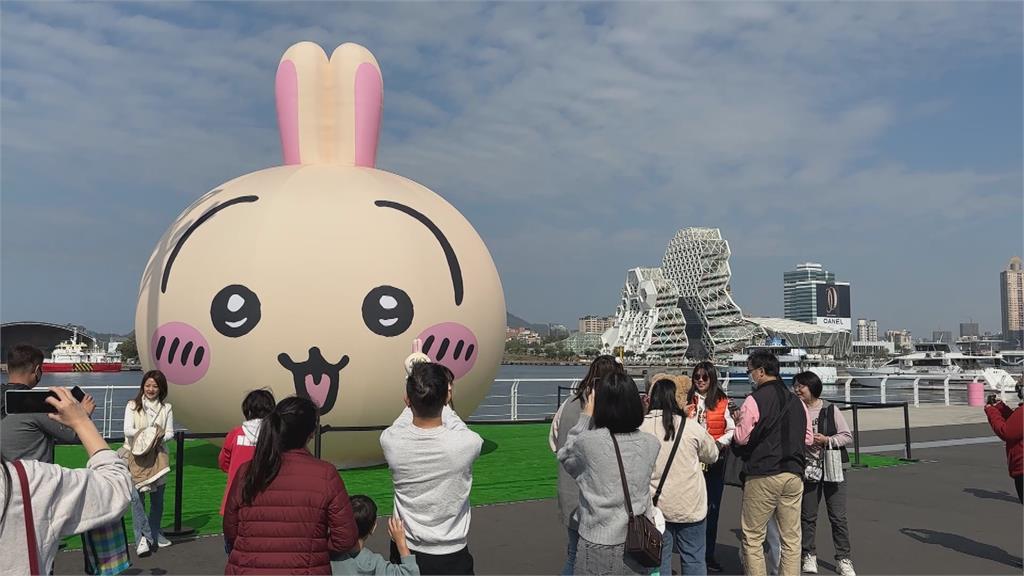 初一出門走春!民眾盛裝打扮跟「吉伊卡哇」合影