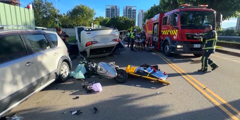 台中北屯駕駛失控連撞翻車　74歲騎士壓車底命送醫搶救