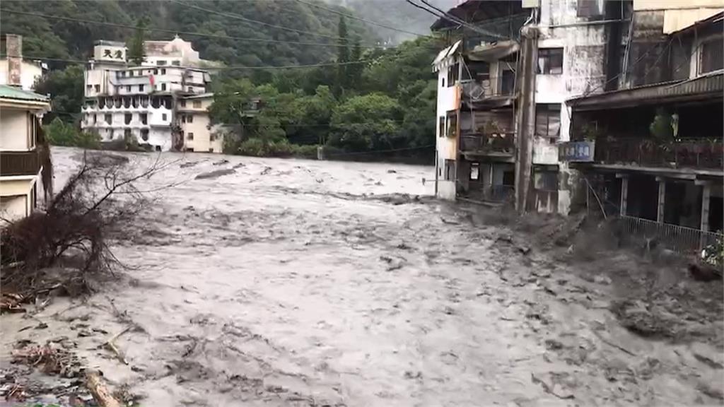 廬山聯外道路又斷 東埔居民驚險踩土石返家