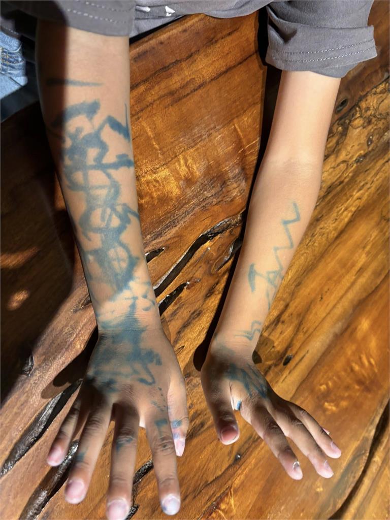 桃園小一男童被畫成大花臉「險變阿凡達」媽淚控霸凌!教育局曝烏龍真相