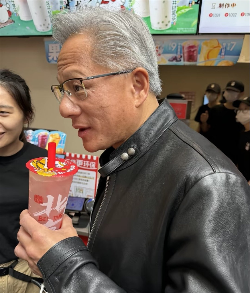 黃仁勳逛北京街頭突被「送1飲品」！他喝完秒變臉「這什麼東西啊？」暗黑真相曝光