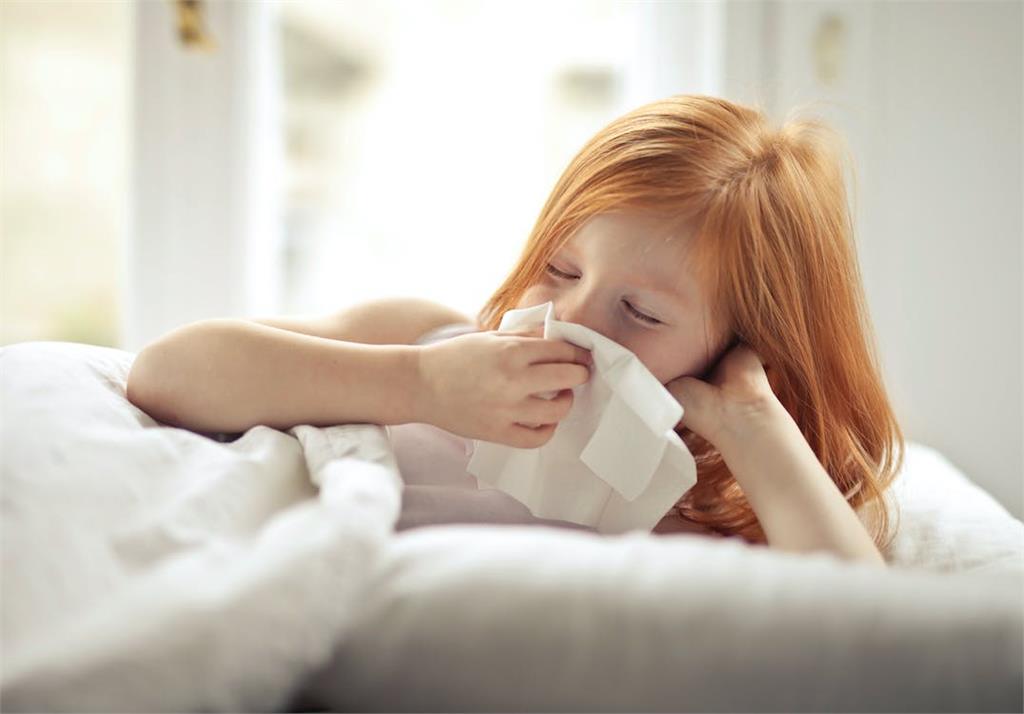 小孩高燒不退喉嚨痛！單日急診64人「7人全中1病毒」醫驚：有點多