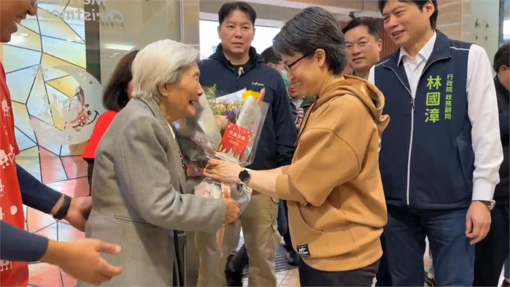 快新聞/阿帕次阿帕次!蕭美琴、林國漳訪頭城安老院 甩彩球畫面曝光