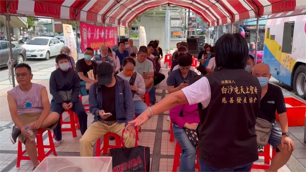 捐血500cc送電風扇! 彰化火車站一早上百人排隊捐熱血