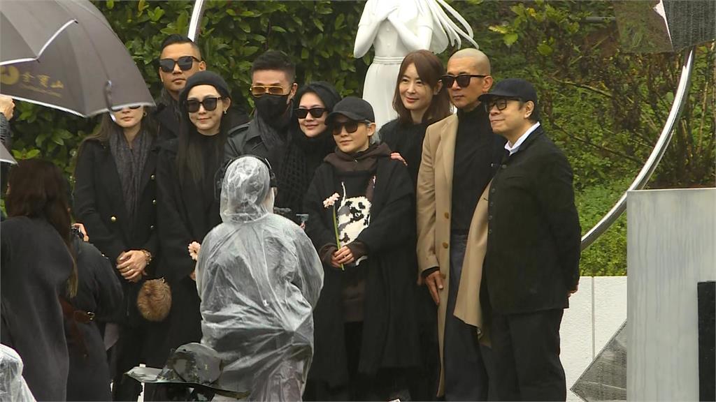 大S紀念雕像揭幕！S媽痛哭相擁具俊曄　始源從日本直奔台灣獻花