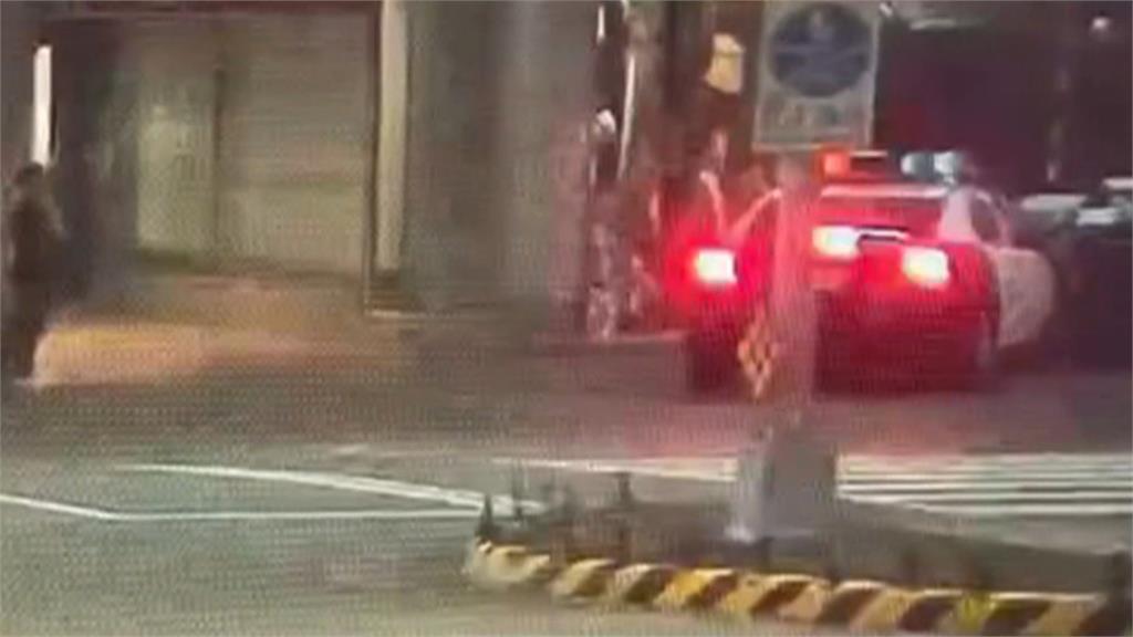 煞不住！警車撞進大樓　民眾：警察大人　你累了嗎