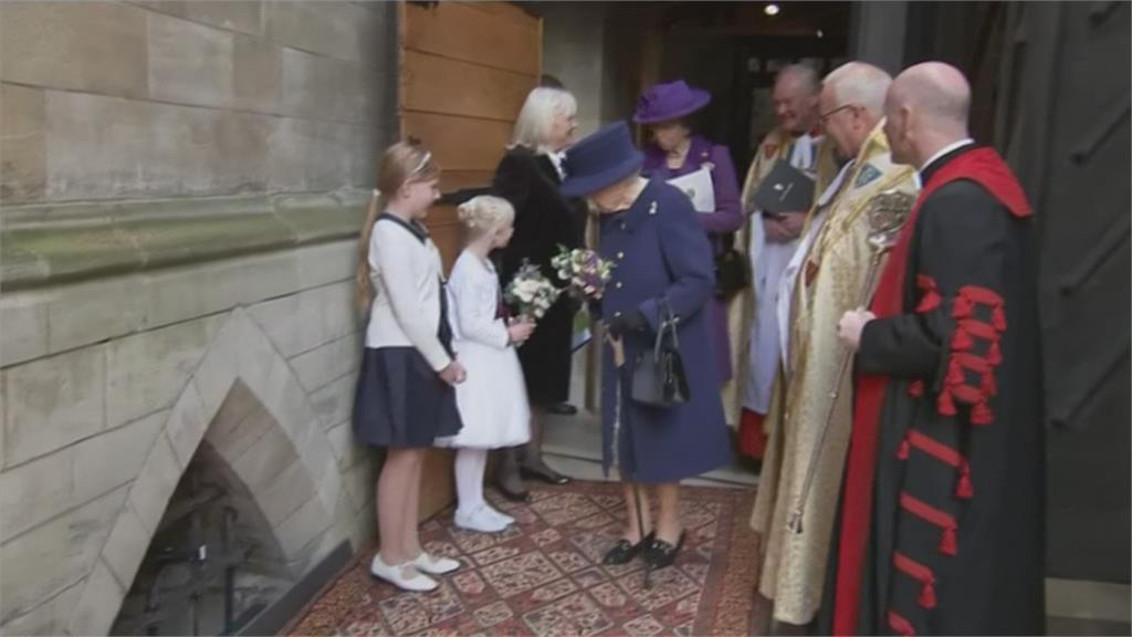 罕見公開「使用手杖」　英女王參加皇家軍團100週年儀式引關注