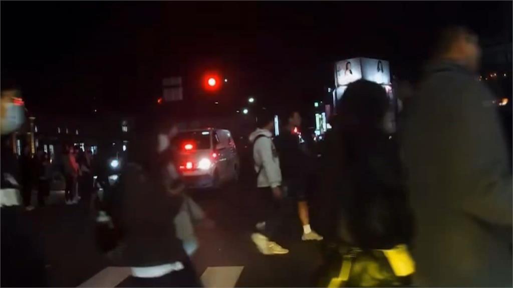 新竹火車站前無視執勤救護車？　大批行人「慢慢過馬路」引撻伐