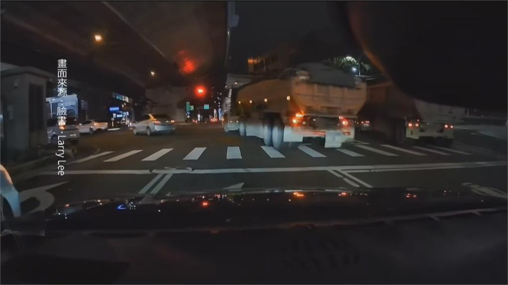 扯!高雄左營這處路口 4輛砂石車「集體闖紅燈」