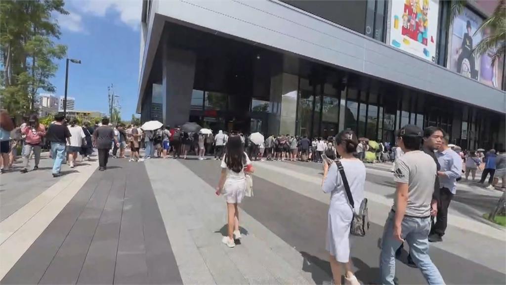 新光三越小北門店試營運人潮爆! 民眾前一晚就來排隊