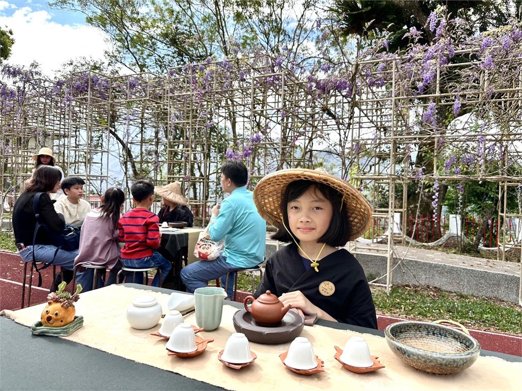 嘉義瑞里紫藤花季盛開 小小泡茶師、限量品茗杯深獲遊客喜愛