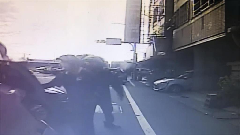疑誤踩油門! 公車連環撞5汽機車 騎士擦挫傷