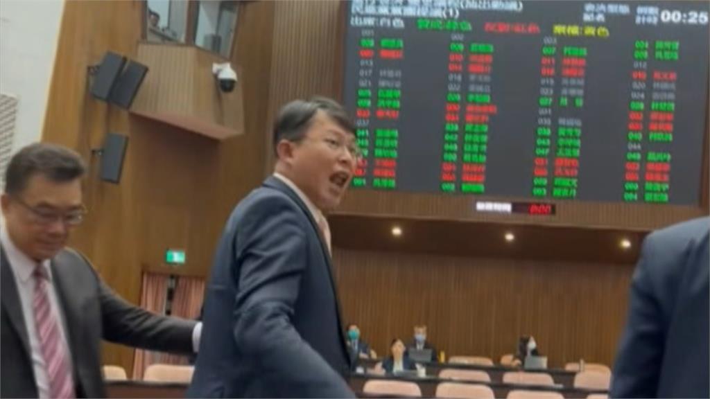 掃街狂被嗆！黃國昌稱「咆哮不好」　網諷雙標：今年最好笑的笑話