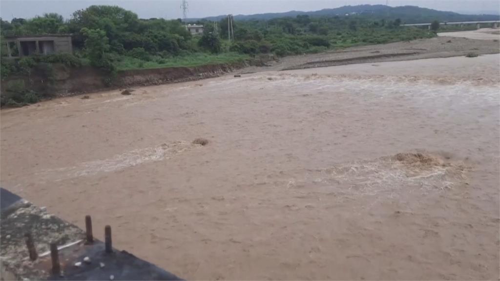 印度雨季!西部小村嚴重土石流 數十人受困救援難度高