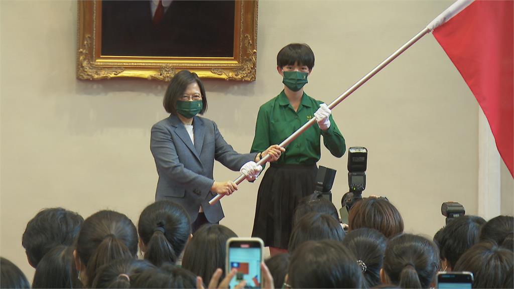 睽違18年!「綠色旋風」襲美 北一女赴美花車遊行 總統授旗