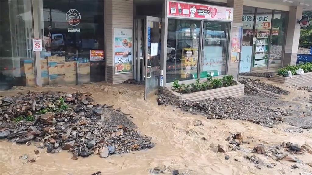 豪雨成災！　土石流侵襲南豐村　加油站險滅頂、砂石灌進民宅