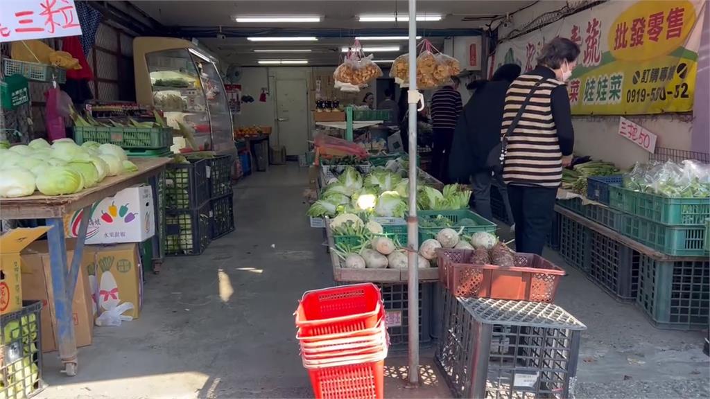 詐騙！婦藏千元鈔騙蔬菜行找零 手法全被監視器拍下