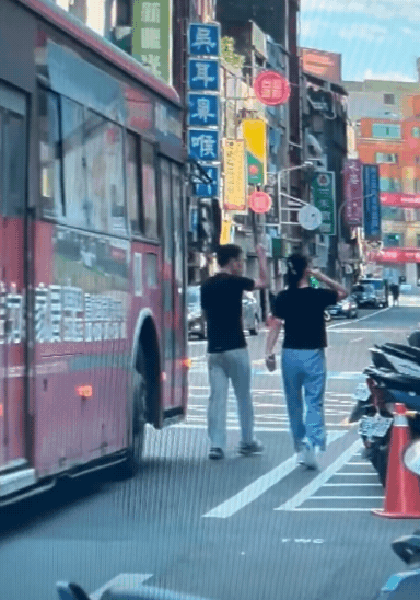 男遭公車後照鏡「巴頭」瞬間曝光!「彎腰抱頭」畫面瘋傳掀兩派論戰:當自己家?