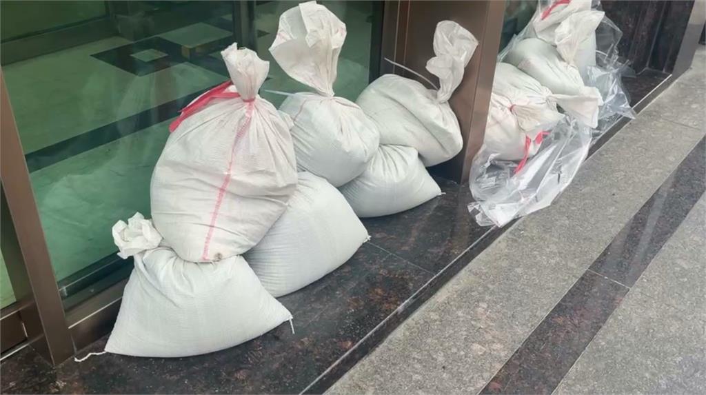震後才迎暑假旺季 花蓮遇颱風攪局遊客銳減
