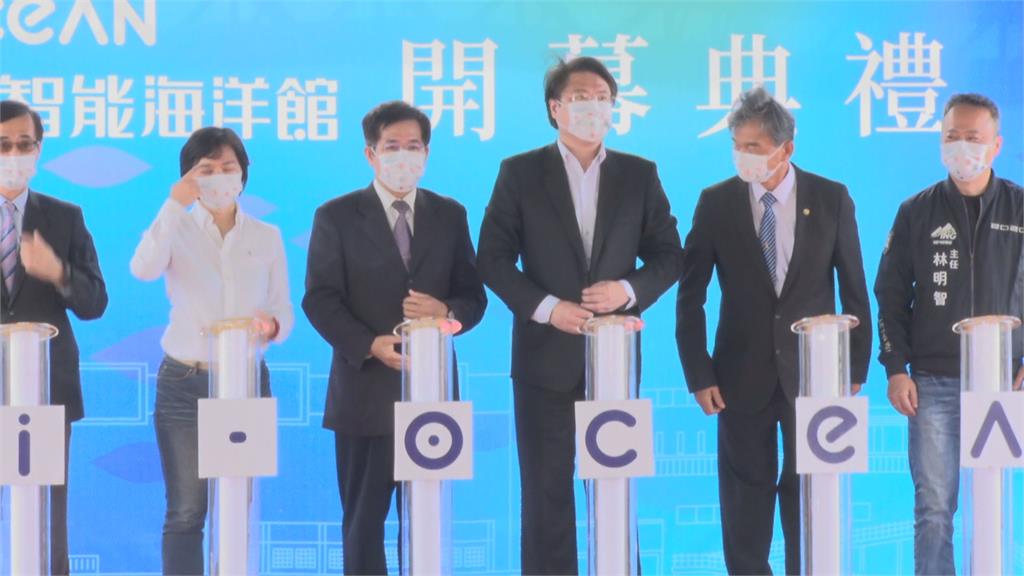 曾與確診警短暫脫罩合照 林右昌居隔3天