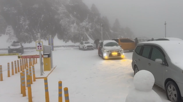 快新聞／寒流來襲！白雪覆蓋合歡山、拉拉山　太平山降冰霰呈銀白世界