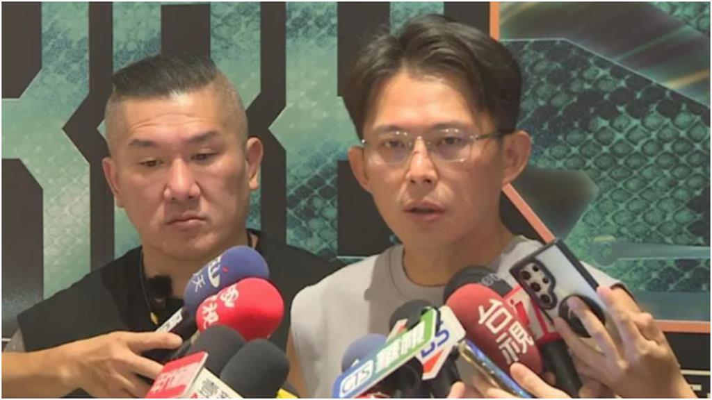 黃國昌才喊外人不便評論!館長秒PO「館昌激烈纏鬥片」:下巴快脫臼…震撼網