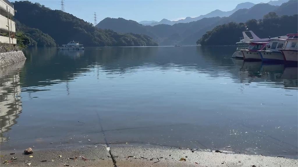誤信導航開進「石門水庫」 駕駛眼看愛車滑入水庫