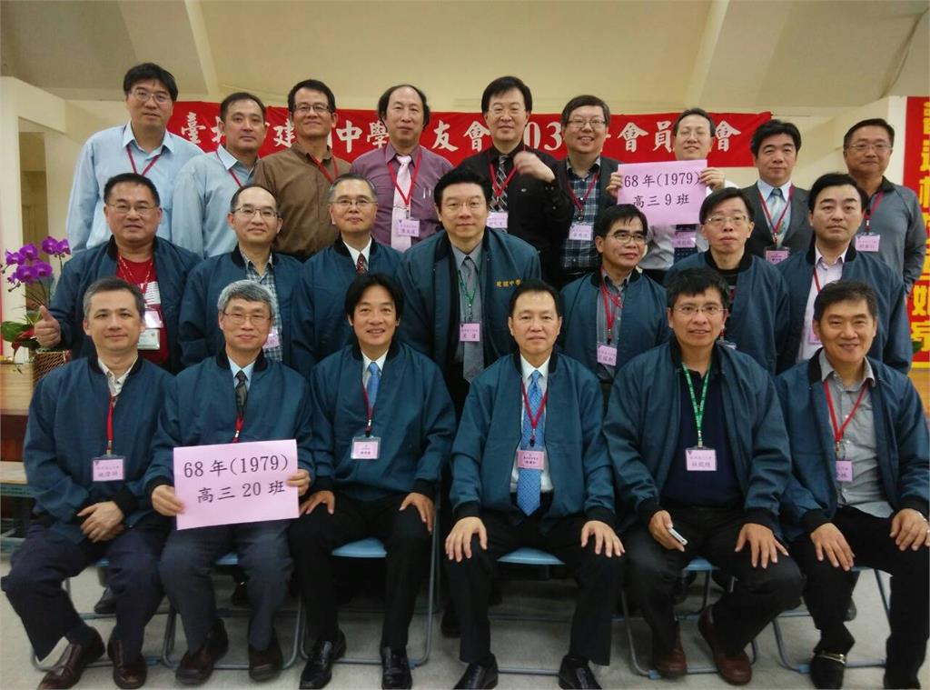 快新聞／巧遇昔日建中同學送外套　賴清德打趣喊：大了一號啦！