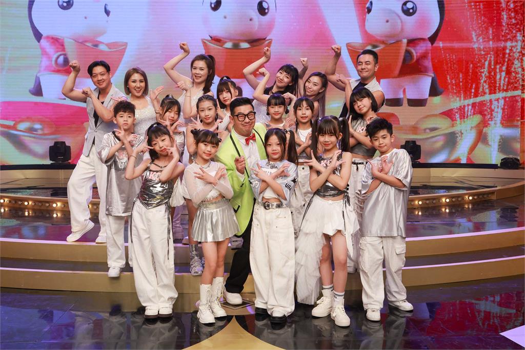 馬力歐跳開場C位主秀！50人齊跳讓他直呼「你們知道這壓力多大嗎？」