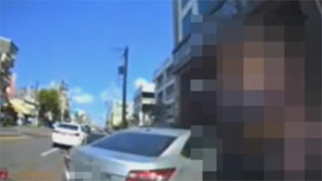 高雄這位婦人太誇張　車直接停路中央去買菜