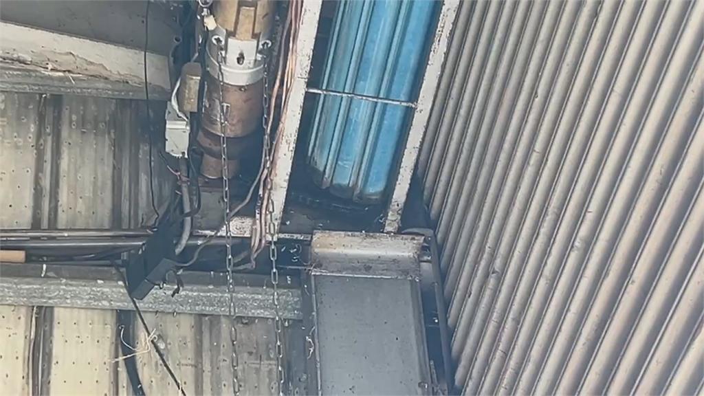 鐵鍊斷掉！鐵捲門突快速下降　生死一瞬間！男進門差點被壓扁