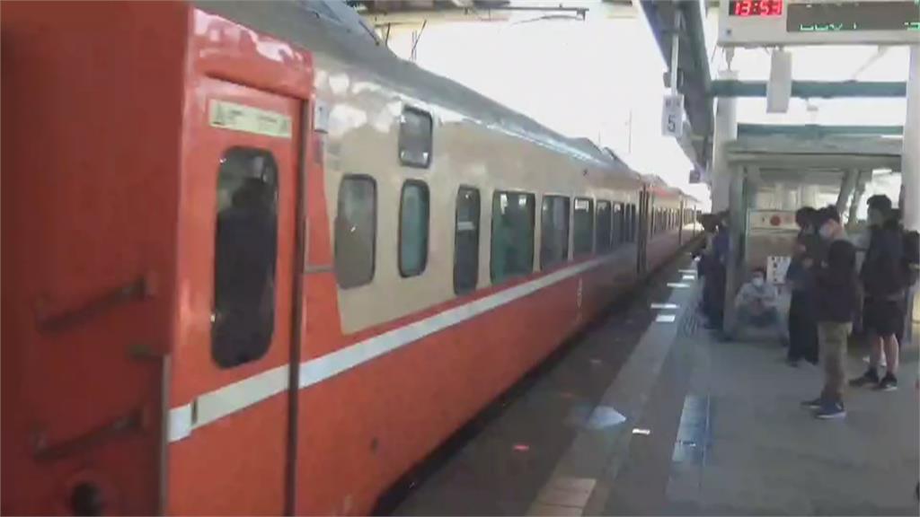 醉男搭火車高唱軍歌吵鬧 當場被鐵路警察「抬下車」