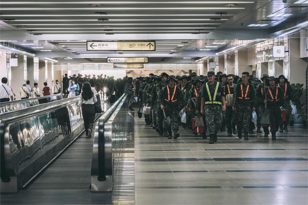 快新聞/軍民同心!第三作戰區再派550官兵救災 「鏟子超人」助力災區清理