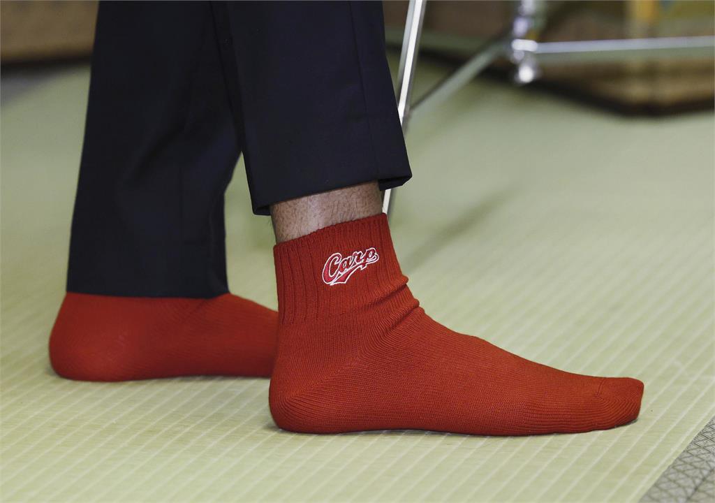 英日首相會晤蘇納克「出示小心機」!岸田文雄見「熟悉紅襪」展露笑顏