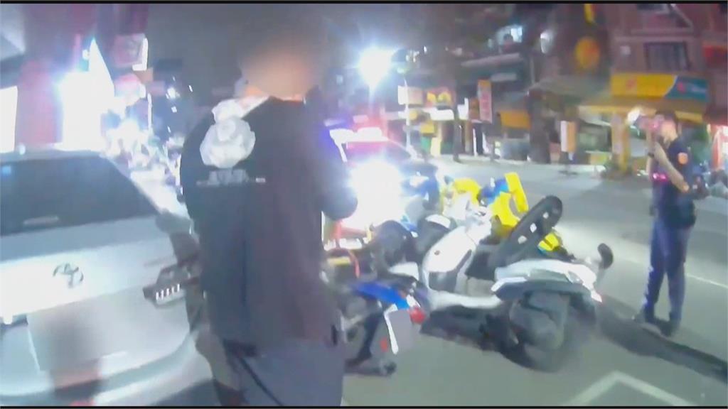 撞一排!駕駛疑為閃流浪狗 失控衝撞28路停機車