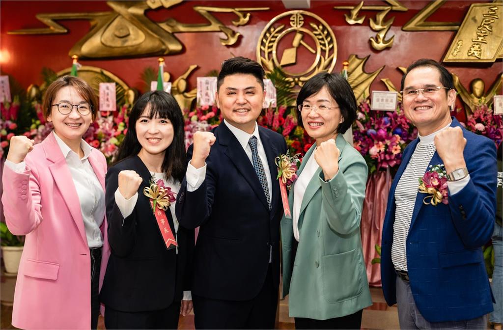 快新聞/綠新北議會黨團幹部交接 蘇巧慧同台林右昌喊:共同讓新北更好