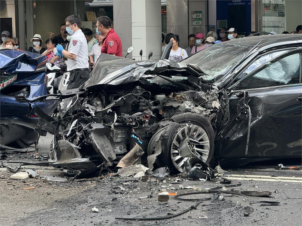 北市轎車暴衝猛撞4車8人受傷!78歲肇事翁疑「從沒考過駕照」無照上路