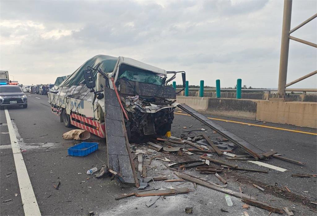台61線3車連環撞釀3死1傷 疑閃避施工!貨車嚴重變形
