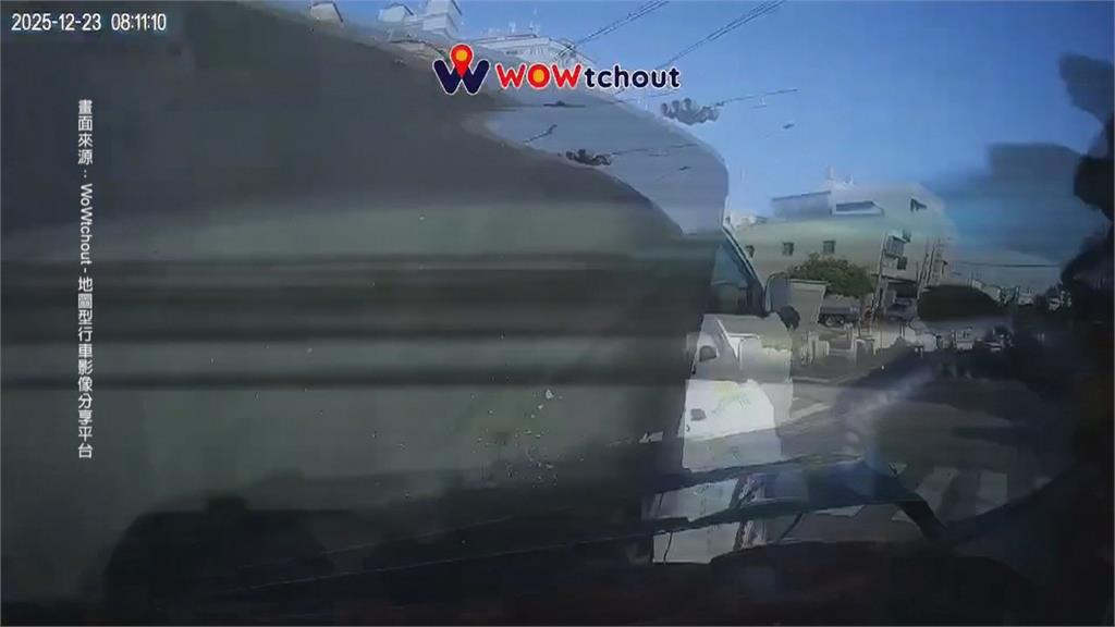 砰!　小貨車闖紅燈遭撞翻　直行小客車零件噴飛