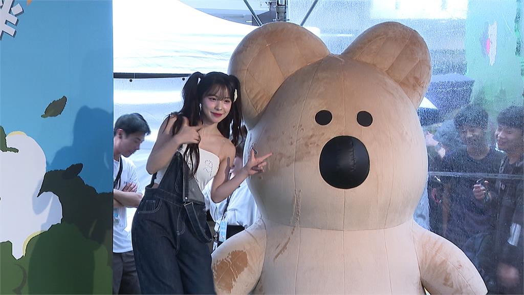 啦啦隊女神李多慧驚喜現身美妝代言 吸引大批粉絲