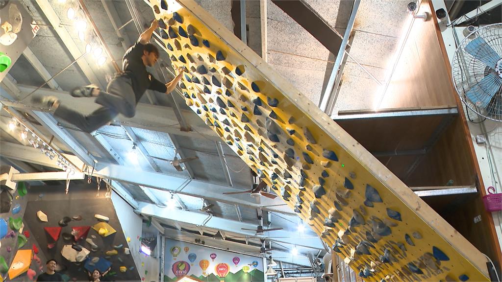 Alex驚喜現身北市這間攀岩館! 登台北101挑戰前先爬「這一物」