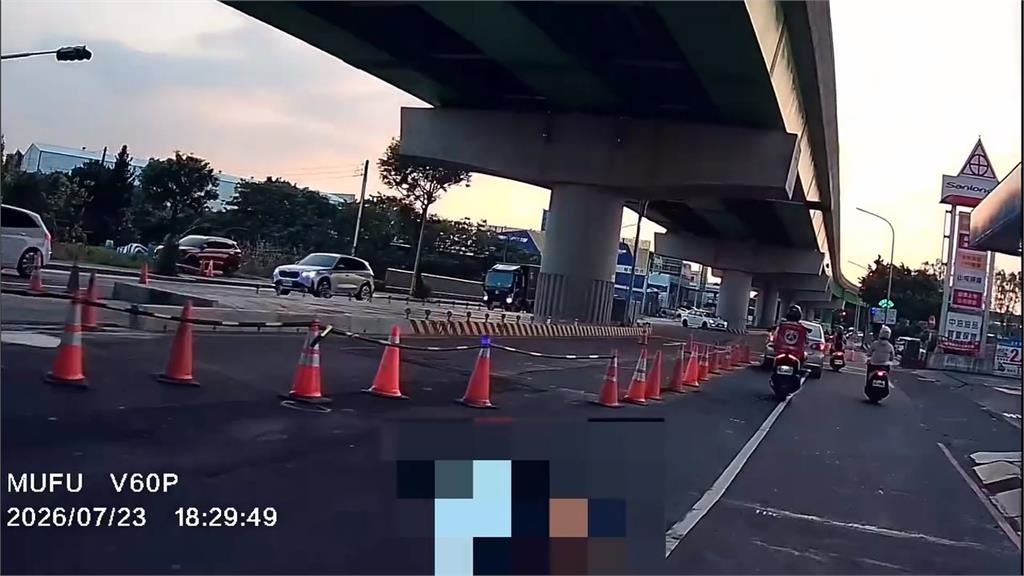 南崁路淪「道路障礙賽」？　機車騎士閃三角錐苦嘆：太危險